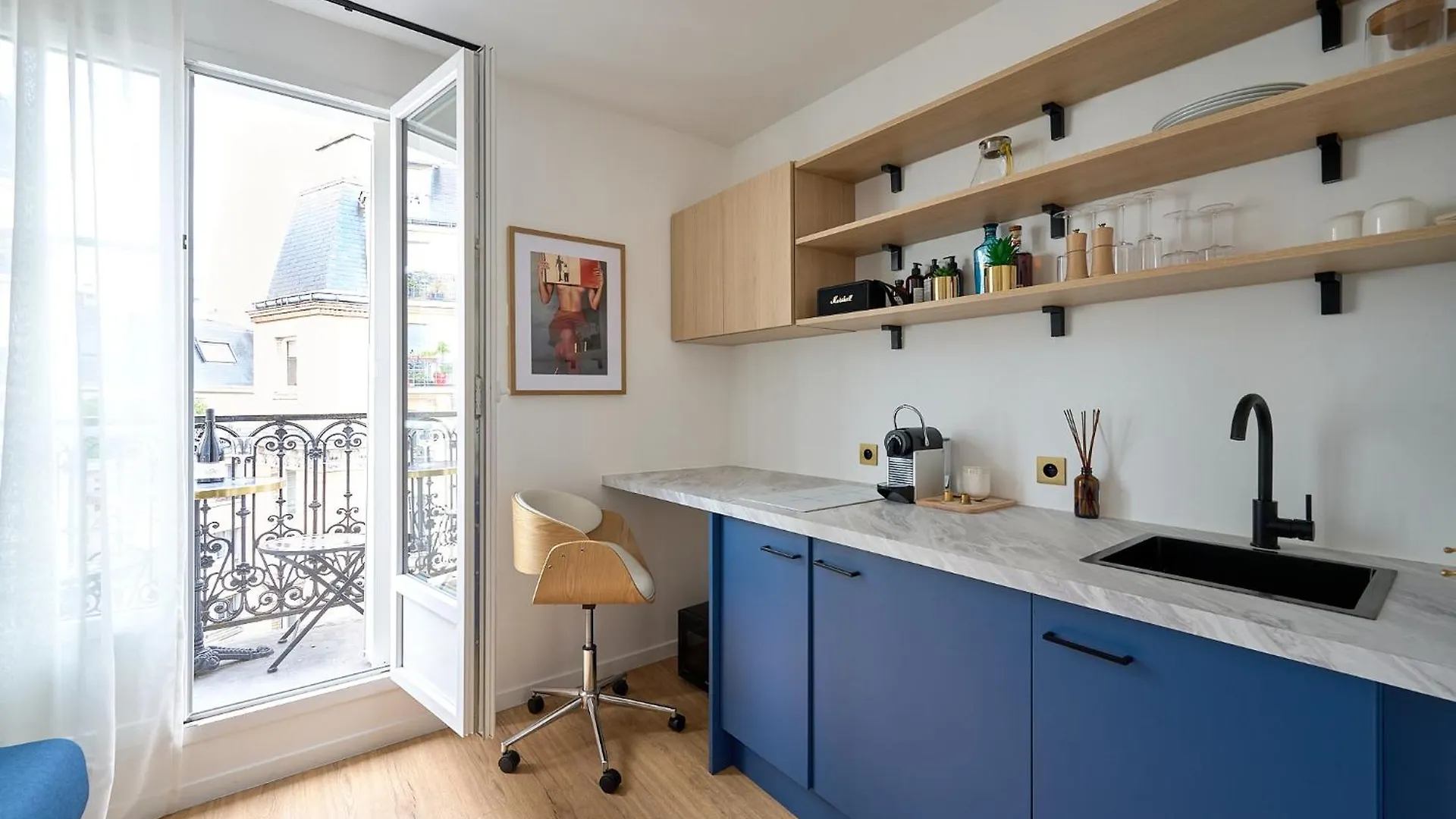 Design Equipe Avec Balcon Apartment Paris