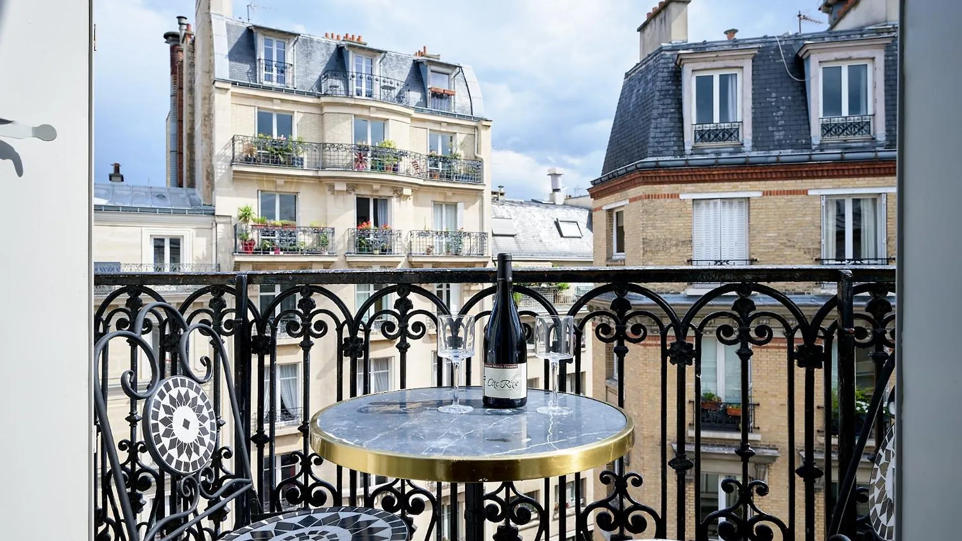 Design Equipe Avec Balcon Apartment *
